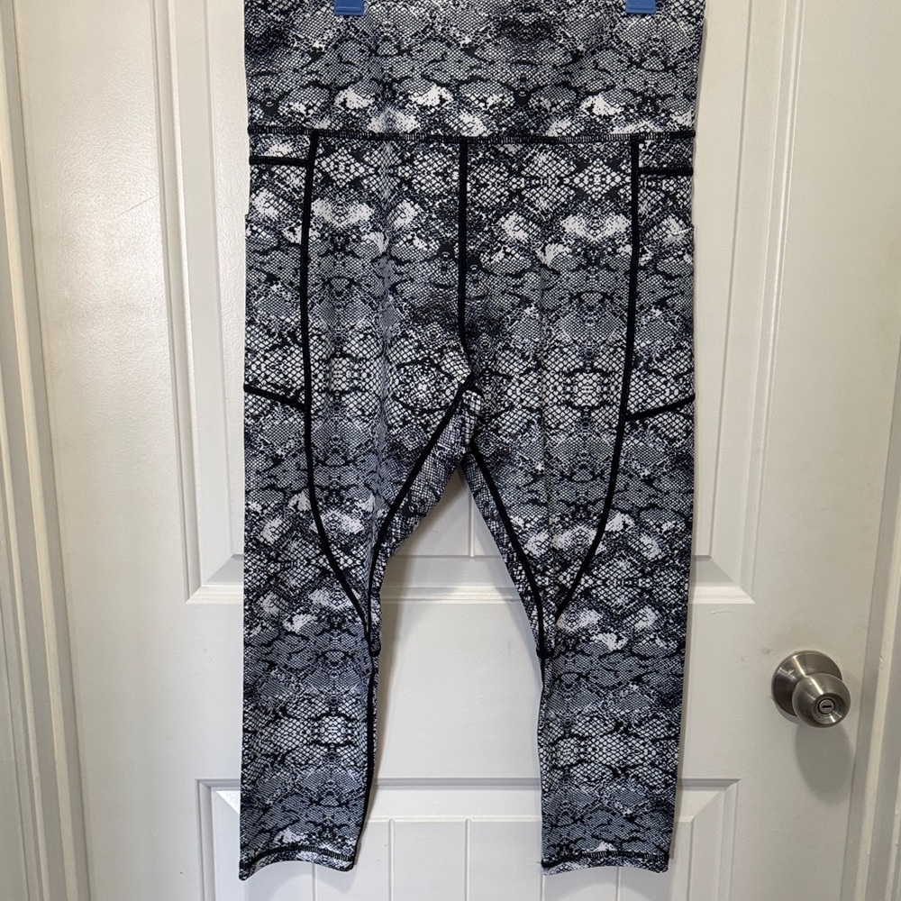 Women's Black & Gray Snake-Print Athletic Leggings